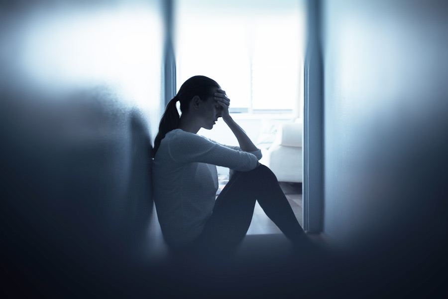 La depresión, también conocida como trastorno depresivo mayor, es una enfermedad mental que afecta el estado de ánimo, los pensamientos y el comportamiento de una persona.